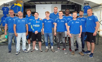 Beim Knoblichfest wurden die Ringer des AV Germania Markneukirchen der Saison 2019/20 vorgestellt. Im Foto: die anwesenden Ringer u Trainer sind auf dem Foto (von links): Jörg Guttmann (Mannschaftsleiter), Trainer André Backhaus, Julian Gebhard, Roman Walter, Marco Stoll, Franz Richter, Justin Müller, Friedrich Fouda, René Roth, Seyran Simonyan, Trainer Andy Schubert.