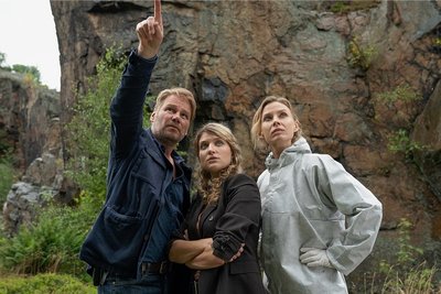 Kommissar Winkler (Kai Scheve) mit Kommissarin Karina Szabo (Lara Mandoki,) und Pathologin Dr. Elena Kulikova (Masha Tokareva, v. l.) in Geyer. 