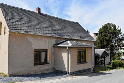 Von außen unscheinbar: Das Haus an der Rohrbacher Straße 8 in Landwüst. Doch das soll sich in den nächsten Tagen ändern.