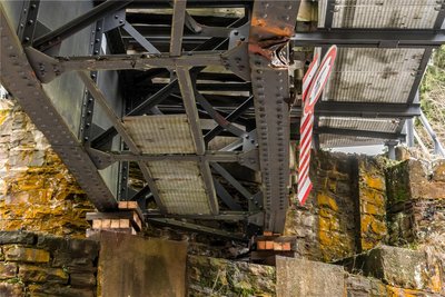 Die Stahlträger der Brücke sind verzogen.