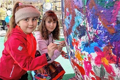 Luisa (links) und Clara gehörten zu den Kindern, die 2023 auf dem Ostermarkt in Schwarzenberg ein Riesen-Ei bemalten.