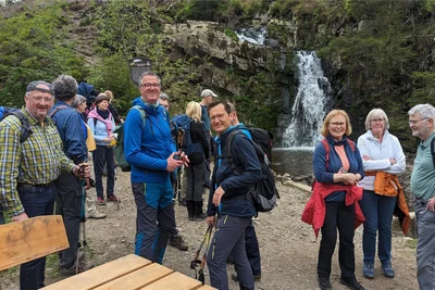 Zwischenstation am Spiegeltaler Wasserfall, das ist ein etwa fünf Meter hoher künstlicher Wasserfall im nördlich von Clausthal-Zellerfeld gelegenem Spiegeltal. Die Wanderfreunde freuen sich übrigens über neue Teilnehmer.