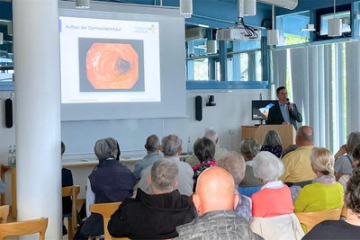 Rund 50 Menschen besuchten die Sonntagsvorlesung zum Thema Darmkrebs am Kreiskrankenhaus.