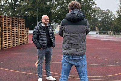 Auch dem MDR musste VfB-Vorsitzender Willy Beckert (l.) Rede und Antwort stehen. Die Vorbereitungen für den Pokalkracher laufen auf Hochtouren.