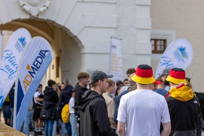 Bevor die Türen aufgingen, standen schon die ersten Gäste am Sonntagabend vor dem Freiberger Schloss an. (SMC)