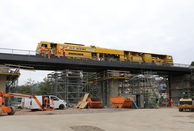 Die Gleisstopfmaschine vollzog bei ihrem Einsatz auf dem neuen Brückenviadukt zugleich die Testfahrt auf der Querung. 