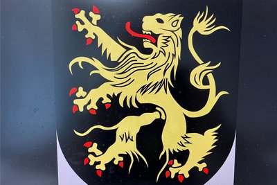 Dieses Stadtwappen ist seit 2009 Teil der Wikipedia-Seite der Stadt Adorf. Laut Stadt ist es das falsche Wappen.