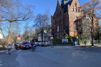 In Richtung Schloßteich ist die Durchfahrt auf der Kaßbergstraße für Autos verboten.