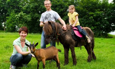 Tobias Rochhausen hat Pony Betty in einem "Freie Presse"-Beitrag der Reihe "Tierheim-Geschichten" erkannt. Er durfte als Kind auf dem Tier reiten, erzählt er. Nun lebt es bei ihm und seiner Familie - im Bild: Frau Annika und Tochter Svenja. Ziege Elisabeth wurde als Begleiterin für Betty angeschafft.