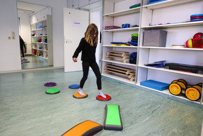 Mia Förster probierte den Bewegungsparcours aus.