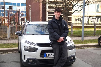 Robin Müller arbeitet in Thalheim und pendelt in die Berufsschule nach Chemnitz. Dafür hat ihm seine Familie ein Auto zur Verfügung gestellt.