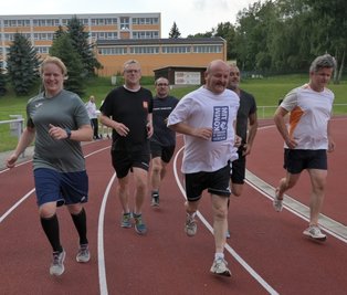 Jennifer Schubert lief zwar mit ihren Schiedsrichterkollegen mit, wurde aber nicht geprüft - sie pfeift im Landesverband. Für Falko Wenzel, Mario Wiesner, Uwe Schönherr, Vladimir Stefan und KFV-Chef Jens Breidel (v. l.) ging es in Stollberg dagegen um die Normerfüllung. Alle dürfen auch künftig in der Erzgebirgsliga pfeifen. 