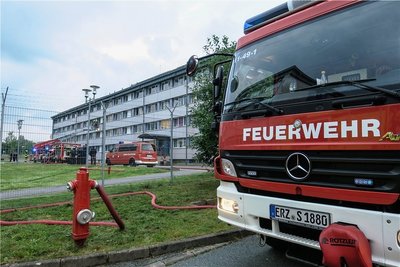 Immer wieder musste auch die Feuerwehr zur Asylunterkunft ausrücken. 