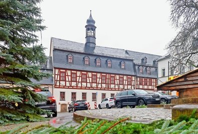 Das Stadtmuseum verlässt das Gebäude Ernst-Thälmann-Straße 29, direkt am Altmarkt. Bis in die 1950er-Jahre diente es als Rathaus.