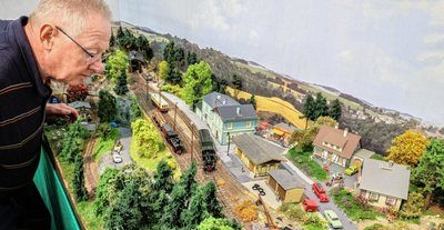 Vereinschef Jochen Horst am Modell der Schmalspurbahn mit sächsischen Motiven. 