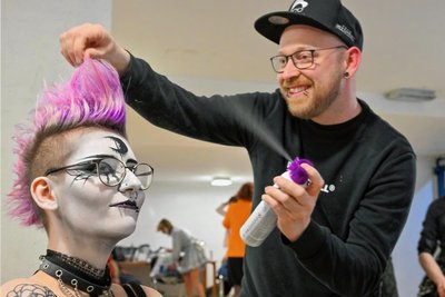 Friseurtrainer Chris Vegas aus Dresden gibt zum Abschluss noch reichlich Haarspray auf die Punkfriur von Jasmin Naumann. 