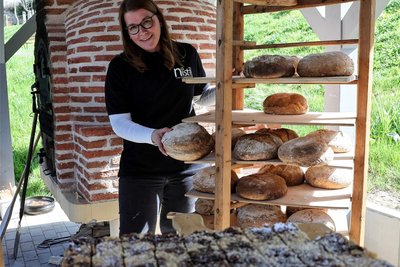 Sandra Tröger hat alle Hände voll zu tun, denn das frisch gebackene Brot ist sehr begehrt.