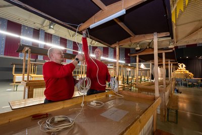 Daniel Köhler (links) und Frank Eisenzeit, Haustechniker von Möbel Biller, haben in der Veranstaltungshalle mit dem Marktaufbau begonnen.