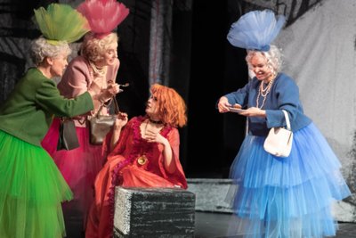 Stets zur Stelle, wenn Hilfe gefragt ist: Drei Golden Girls (Jacqueline Treydel, Manja Ilgen, Silke Jahn-Popov) beraten Pamina (Natalia Willot).