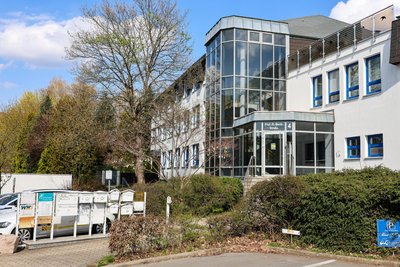 Das Mehrzweckgebäude befindet sich an der Prof.-Richard-Beck-Straße auf dem Zeller Berg.