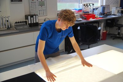 Marten Sachse macht eine Ausbildung zum Textillaboranten. Im Labor überprüft er laufend, ob produzierte Stoffe den Kundenwünschen entsprechen.