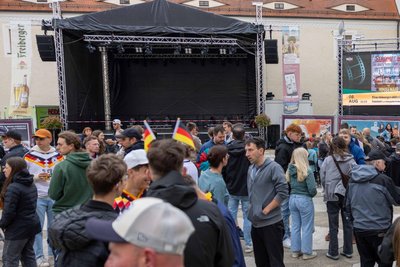 Übertragung des WM-Spiels der Deutschen Nationalmannschaft gegen Curacao: Im Freiberger Schlosshof beginnt das Puplic Viewing. (SMC)