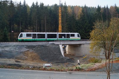 Ein Zug fährt auf der neuen Brücke in Zwota-Zechenbach. 