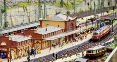 Auf den Bahnsteigen am Hauptbahnhof der Clubanlage warten die Fahrgäste auf den Zug.