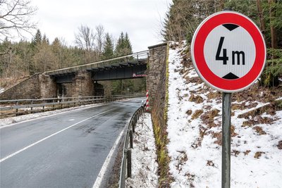 Ein Lastwagenfahrer war mit seiner Ladung gegen die Eisenbahnbrücke gekracht.