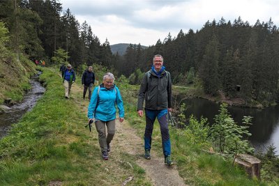 Die Wanderung führte auch zum Unteren Grumbacher Teich im Oberharzer Wasserregal, im Bild Michael Habich vom Partnerschaftskomitee Clausthal-Zellerfeld und Petra Axt aus Freiberg.