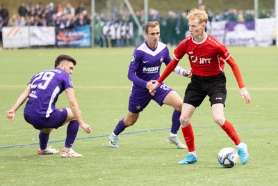 Florian Weiß (r.) – hier im Pokalspiel 2024 gegen die Auer Linus Rosenlöcher (l.) und Kilian Jakob – brachte sich beim 6:1 gegen Mülsen mit drei Toren schon mal auf Betriebstemperatur für das Pokalspiel.