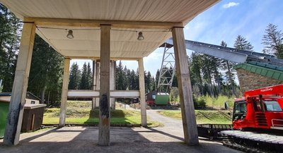 Der Unterbau des Schanzentischs soll zum Überbau für das geplante Mehrzweckgebäude werden. Entgegen dem Ratsbeschluss plädiert der Wintersportverein dafür, dass das Gebäude auf einer Freifläche nebenan entsteht.