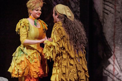 Sie haben ihr Ziel erreicht: Papageno (Gabriel Wernick) findet seine Papagena (Paula Mürb-Hauschild).
