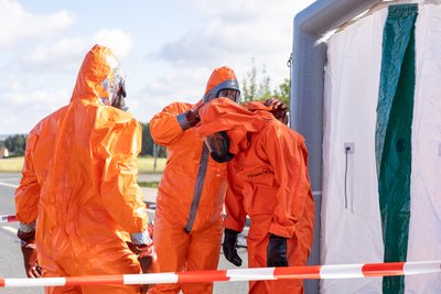 Die Feuerwehr ist mit Spezialanzügen im Großeinsatz. 