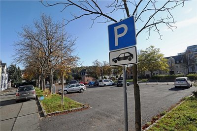 Als die Stadt einmal Gebühren am Neumarkt einführte, parkten die Leute die Nebenstraßen zu. 