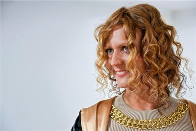 Locken in hellen Tönen geben im Frühjahr und Sommer 2023 den Ton an. Vivian Schiller zeigt, wie der Trend aussehen kann. 