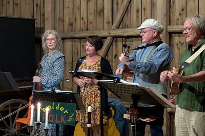 Holderfolk begeisterte das Publikum mit Folkmusik ohne Verstärker und Strom.