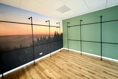 Die Regalwände im Aurp-Laden zieren Motive der Erzgebirgslandschaft.