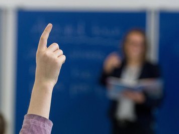 Zur Abfederung des anhaltenden Lehrermangels hat Sachsen zum 1. November 265 sogenannte Quereinsteiger eingestellt.