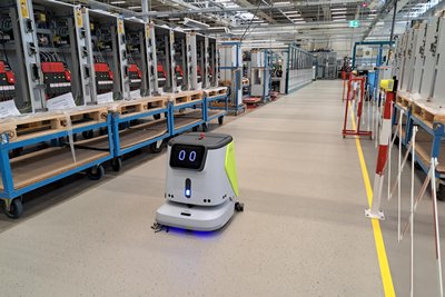 Dieser Reinigungsroboter fährt im Siemens-Werk an der Leipziger Straße durch die Gänge.