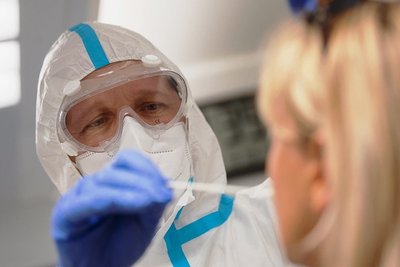 Die Anzahl der nachweislich positiv auf Corona getesteten Personen steigt im Erzgebirgskreis weiter an. Am Wochenende sind insgesamt fast 900 Neuinfektionen registriert worden. 