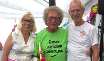 Foto oben: Sabine Carolin Richter, Philipp Richter und Kathi Halama in der Ausstellung. Foto unten links: Michael Friedrich bereitet sich schon auf die Biersommelier-Weltmeisterschaft vor. Foto unten rechts: Gabriele und Peter Kölbl feierten und Karl Friedrich Schmerer (von links) gratulierte. 