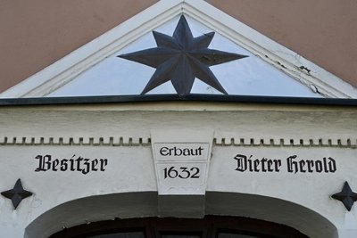 Die Jahreszahl 1632 lässt vermuten, dass das Hauptgebäude in diesem Jahr seinen heutigen Umfang bekam.