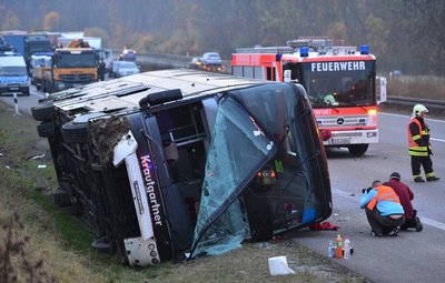 Der verunglückte Reisebus.