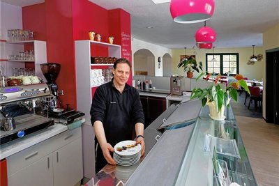 Michael Zahn im mit viel Aufwand ausgebauten Eiscafé im Glauchauer Gründelhaus.