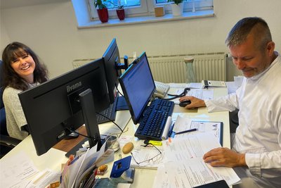 So sieht es im Büro eines Familienbetriebes aus. Wurstfabrik-Inhaber Ralf Schaller mit seiner Frau Kathleen.
