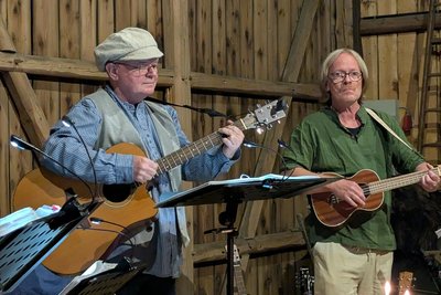 Alle Musiker der Band spielten mehrere Instrumente.