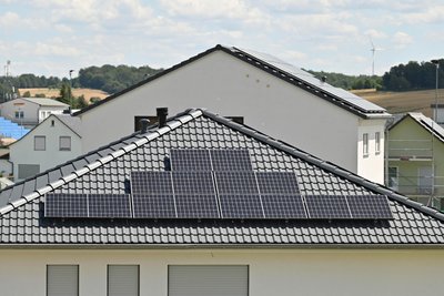 Vor allem in den Jahren 2023 und 2024 entschieden sich viele Eigenheimbesitzer für eine Photovoltaikanlage.