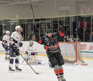 Tomas Rubes hatte gegen die Eisbären-Juniors allen Grund zum Feiern. Er steuerte drei Treffer zum 10:3-Sieg der Schönheider bei. 