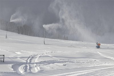 Auch am Haupthang wird beschneit, wann immer es geht. Denn in wenigen Tagen soll die Skisaison starten.